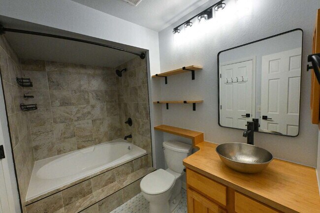 Building Photo - $2,195 - 1 Bed, 1 Bath Updated Lofted Cond...