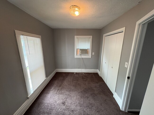 Building Photo - Charming 5-Bed Home Near Campus with Updat...