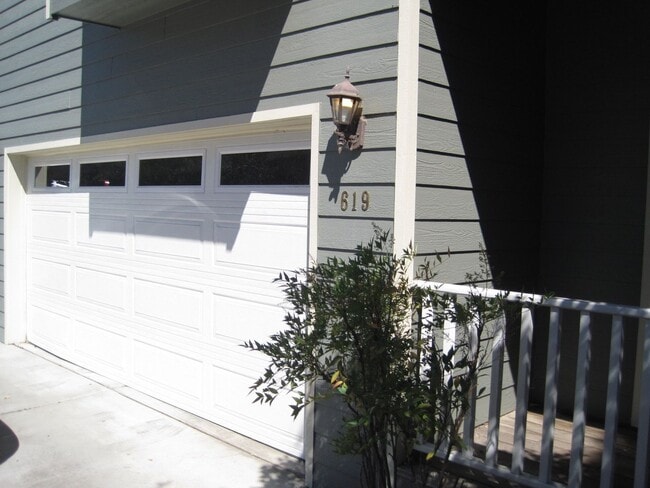 Building Photo - Beautiful Town Home for Rent