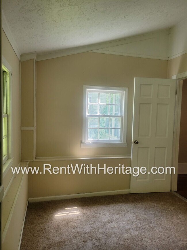 Building Photo - GREAT HOME / 3 BEDROOMS AND BONUS ROOM / GREAT LOCATION /  PRIVATE FENCED YARD