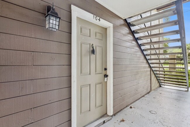 Building Photo - Newly Renovated Ground Floor Condo in Gated Altamonte Springs Community!