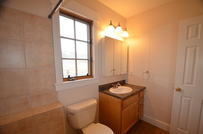 Building Photo - Oak Street Duplex