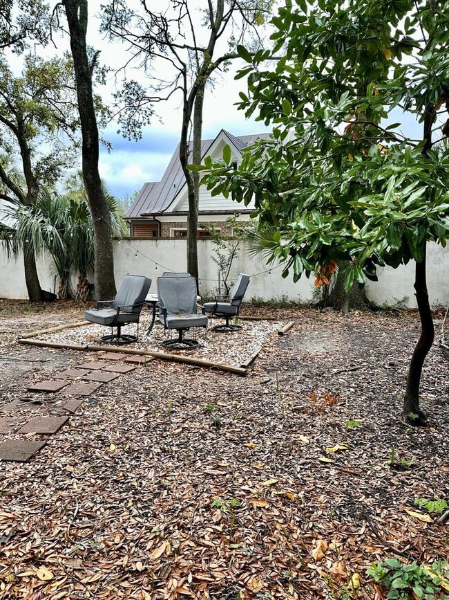 Building Photo - 2 Bedroom | 1 Bathroom Home – Downtown Cha...