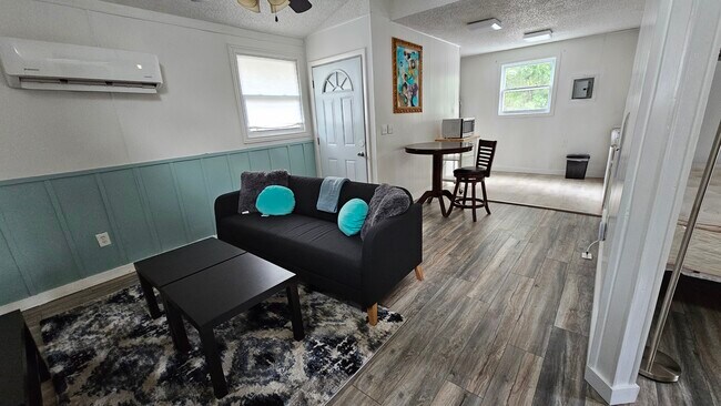 Building Photo - Grdyn House