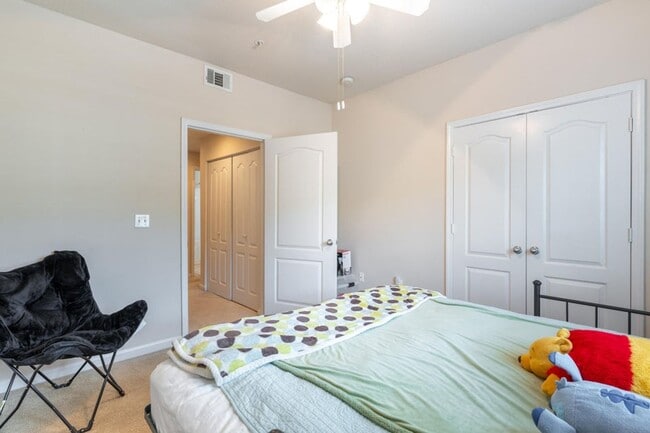 Building Photo - 2 Bedroom 1 Bath Condo in Park West - Mount Pleasant