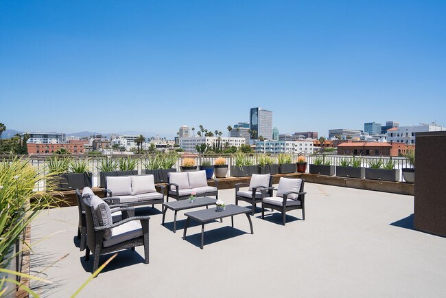 Rooftop - 820 S Wilton Pl