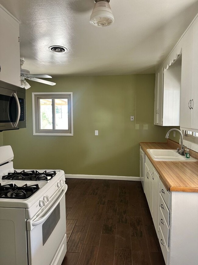 Building Photo - 3 bed with 1 bath - ALL TILE through out home