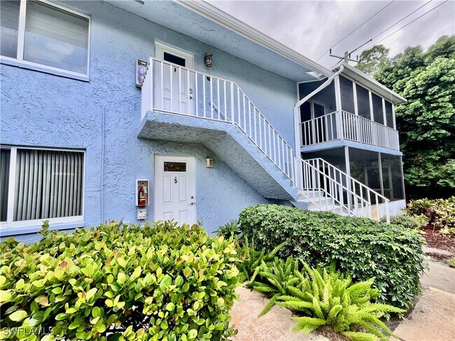 Building Photo - 216 Palm Dr