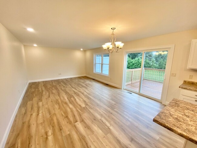 Building Photo - 3 Bedroom Townhouse Essex Junction VT Avai...