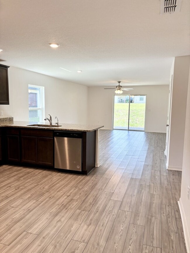Building Photo - Your Dundee 4Beds/2Baths dream home – conv...