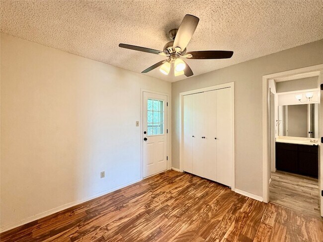 Building Photo - 1223 Dallas Dr