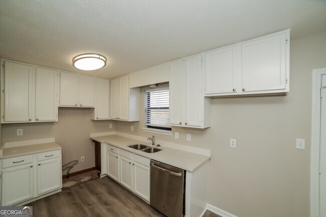 Building Photo - 499 Woodland St