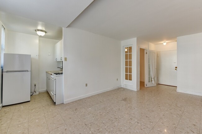 Building Photo - Spacious & Bright Junior One Bedroom at River Place North