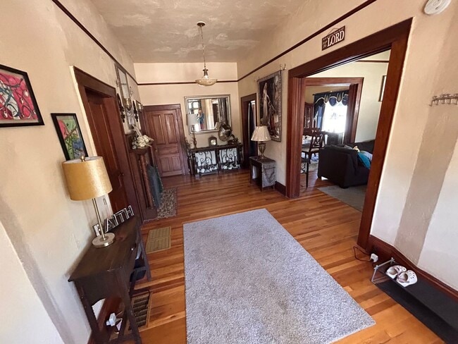 Building Photo - Lovely Historical Home