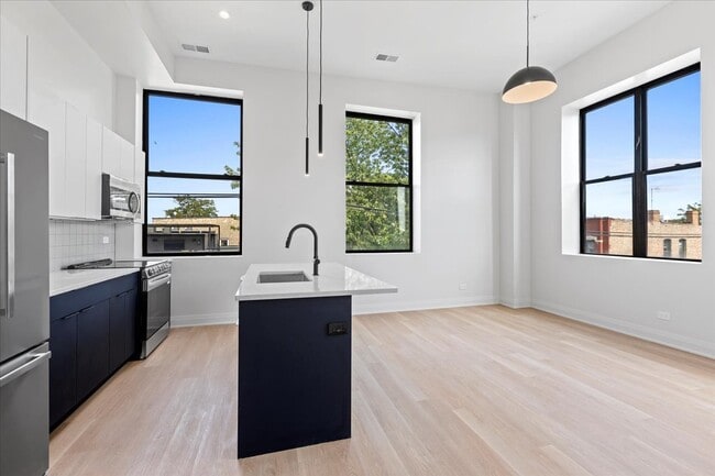 Primary Photo - 1934 W North Ave