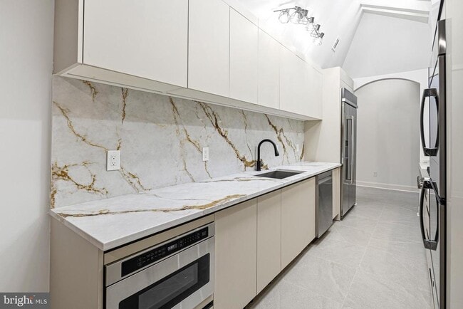 Building Photo - 321 S 3rd St