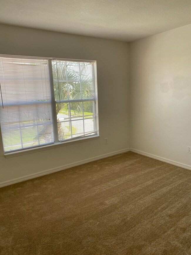 Building Photo - Large home in gated community of Aviana Resort