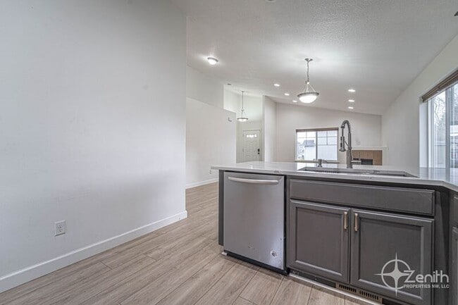 Building Photo - 10402 NE 67th Ave