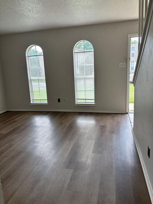 Building Photo - 2BD/1BA | Large Yard | Large Pets Welcome!