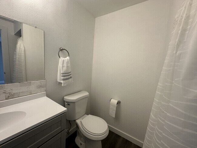 Building Photo - 389 NE Evergreen Ct