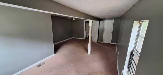Building Photo - 3021 Woodview Dr