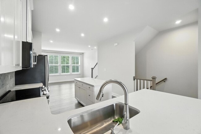 Building Photo - Modern City Living Near Uptown Charlotte