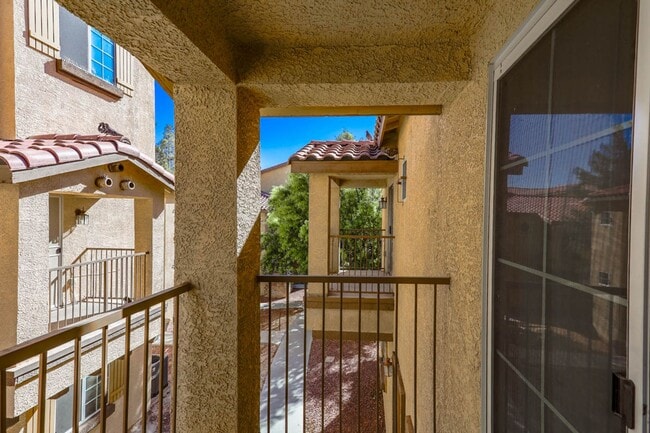 Building Photo - 4 Bed and 4 Bath Townhome In Gated North Las Vegas Community