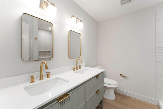 Building Photo - 14147 Hillvale Dr