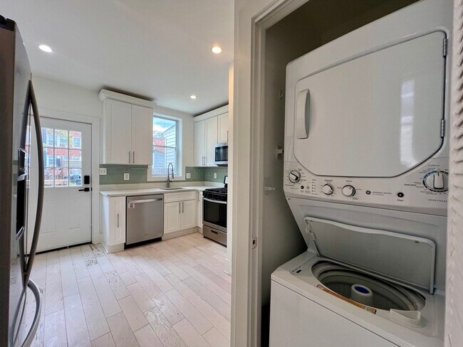 Building Photo - 1742 L St NE