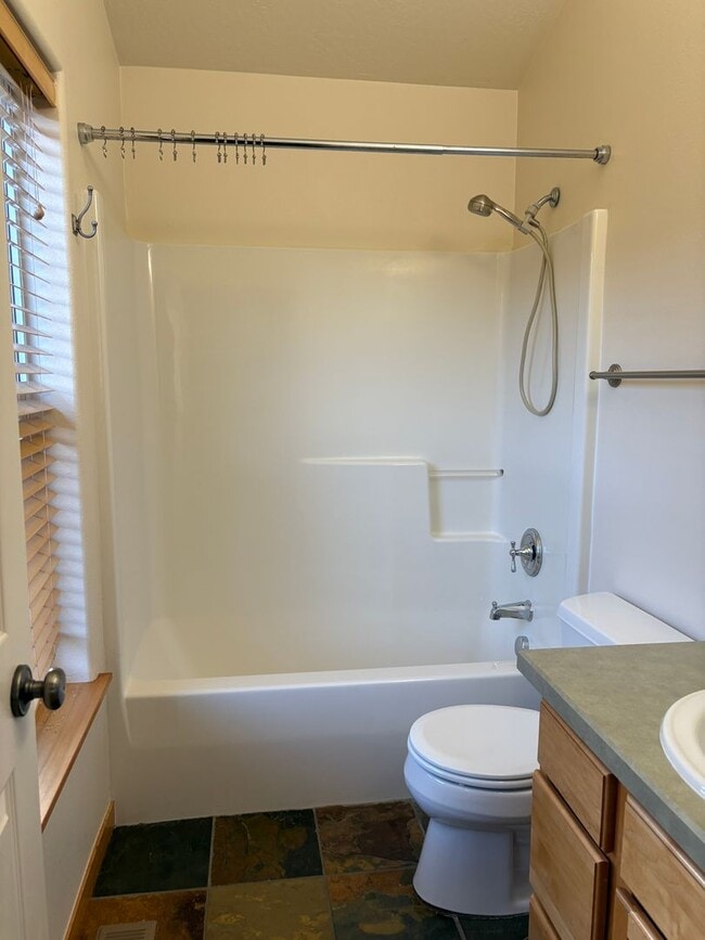 Building Photo - Spacious Lewis & Clark 4-Bedroom Home 2 WE...