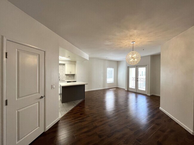 Building Photo - $500 OFF First Month's Rent! 2BR/2BA Downt...