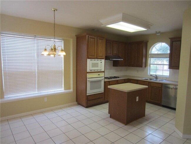 Building Photo - 1800 Chester Dr