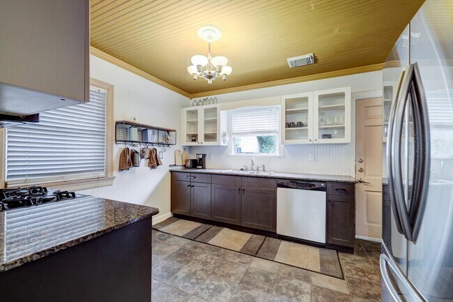 Building Photo - 610 Oakley St