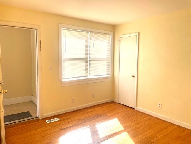 Building Photo - Sunny and Charming Beach Apartment For Rent!