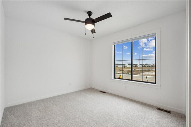 Building Photo - FINISHED BASEMENT!! 4 Bed, 3 Bath Townhome in Ankeny