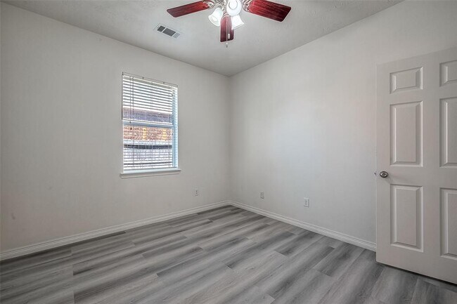 Building Photo - 520 West Fork