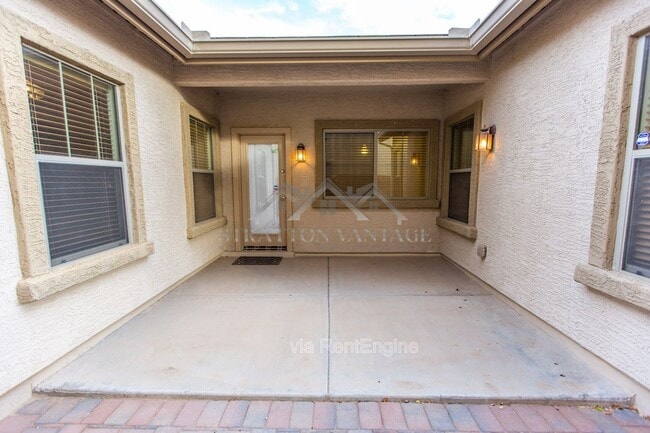 Building Photo - 945 E Blue Spruce Ln