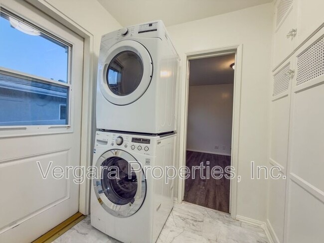 Building Photo - 623 Camino Real