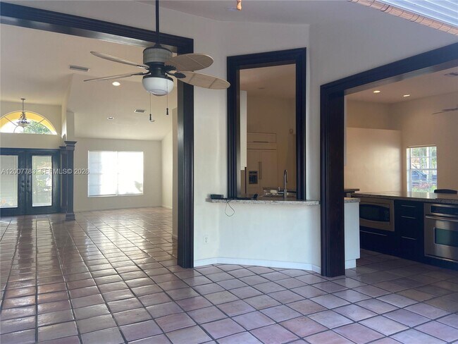 Building Photo - 659 Verona Pl