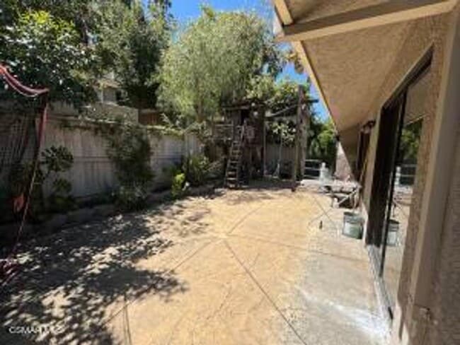 Building Photo - This is a lovely 2 bedroom, 1 1/2 bathroom...