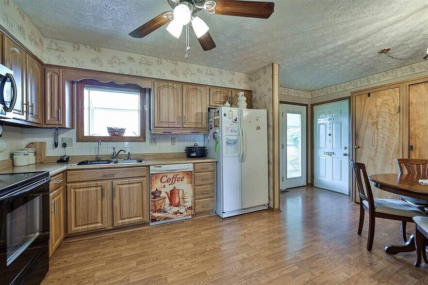 Building Photo - 5938 Fairdale Dr
