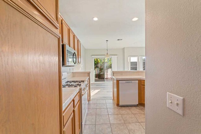 Building Photo - Gorgeous Town Home- Gated community- Pool