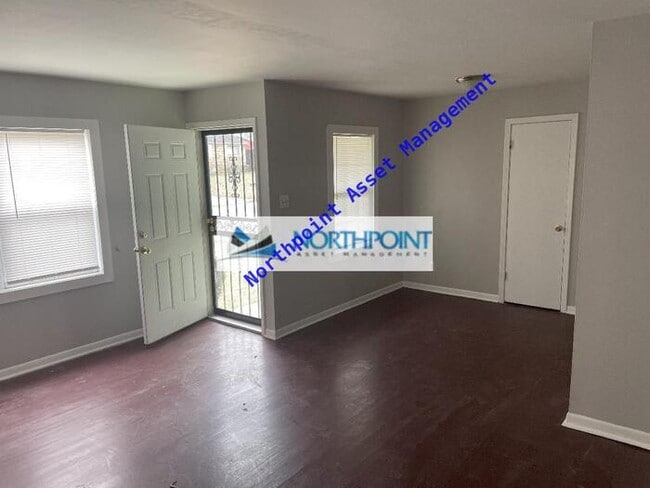 Building Photo - Three Bedroom With Fenced Back Yard