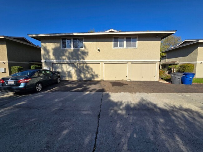 Building Photo - Spacious townhome in a well-maintained El Cajon complex