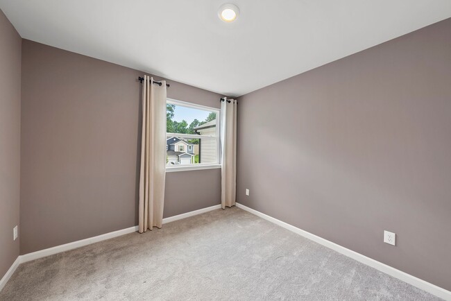 Building Photo - MOVE-IN READY-LIKE NEW TOWNHOME IN THE DURHAM/BRIER CREEK AREA