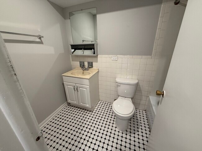 Building Photo - 1128 Des Plaines Ave