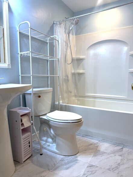 Building Photo - 83 Highwood Dr