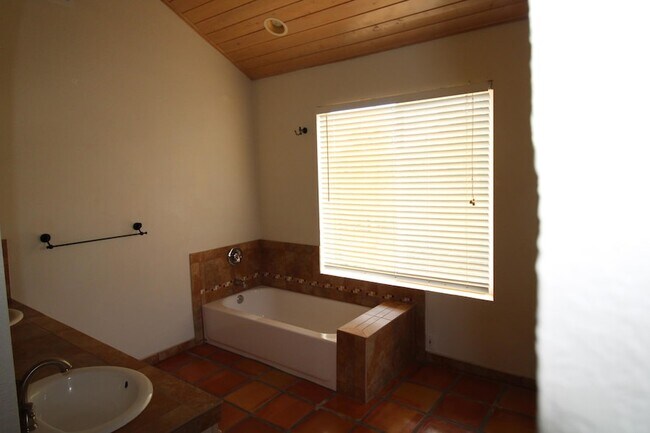 Building Photo - 7 Metate Dr