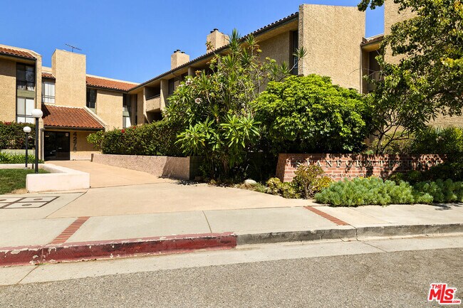 Building Photo - 4275 Vía Arbolada