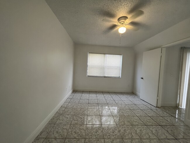 Building Photo - 842 NE 209th St